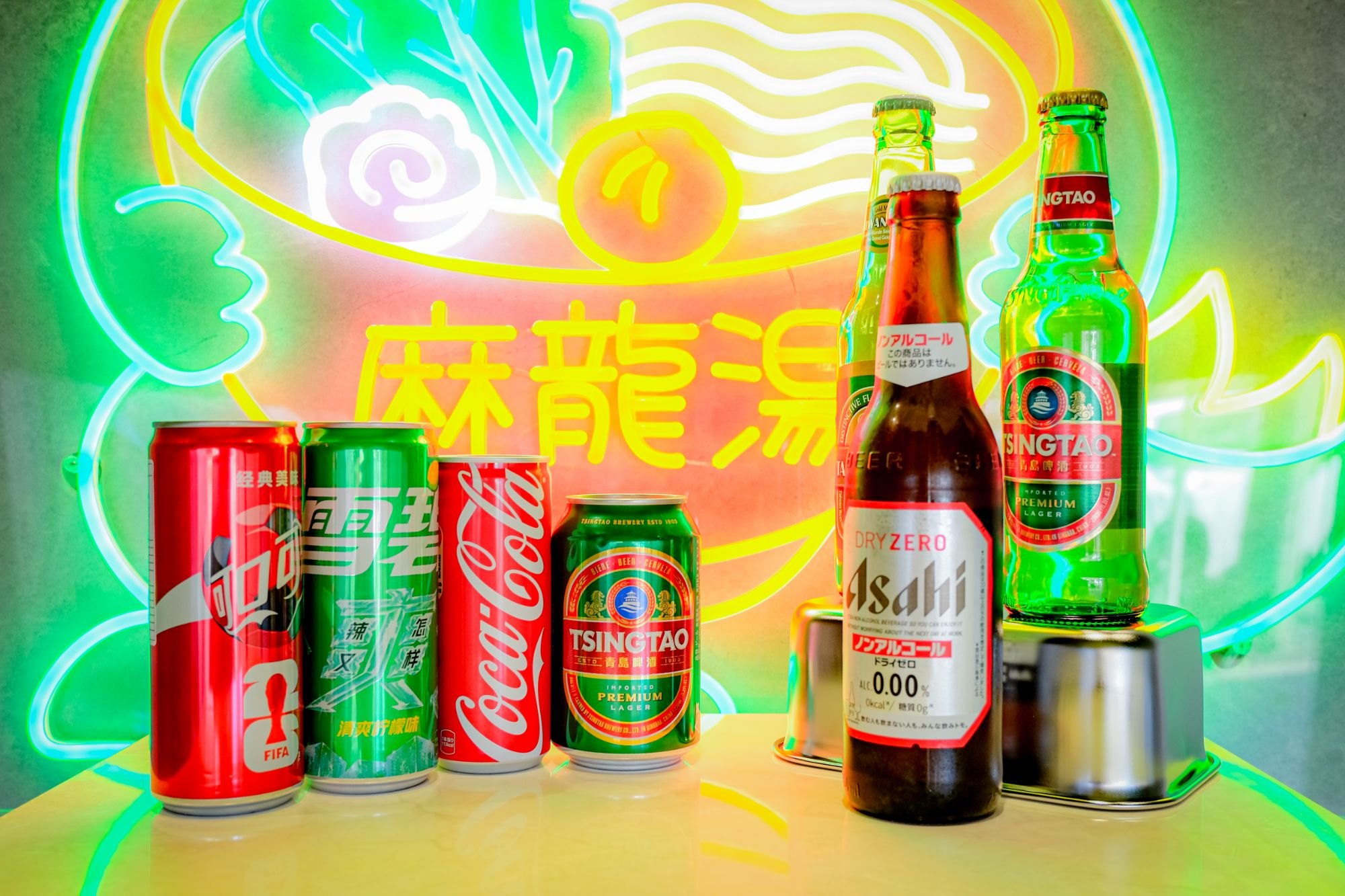 麻龍湯のネオンと、青島ビール・台湾ビール・ノンアルコールビール・コーラ・スプライト